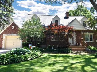 4760 S Woodlawn Pl, Greenfield, WI 53228