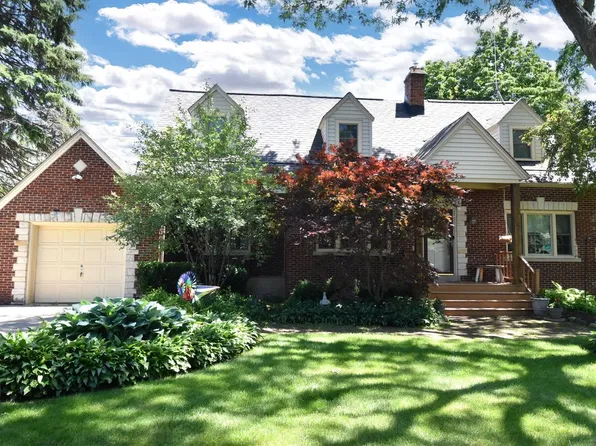 4760 South Woodlawn PLACE, Greenfield, WI 53228