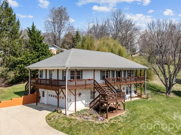 32 Keller St, Waynesville, NC 28786