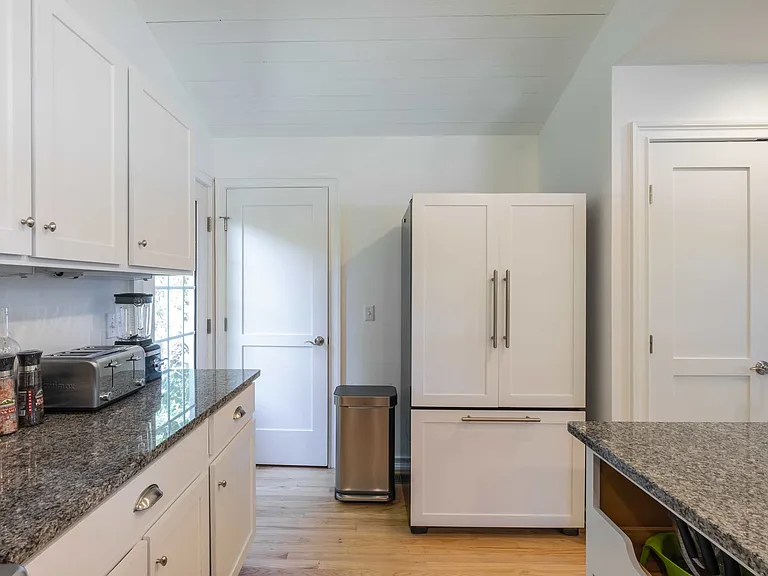 241 Pantigo Rd — Photo 16