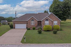 2nd image of 416 Ravenwood Circle