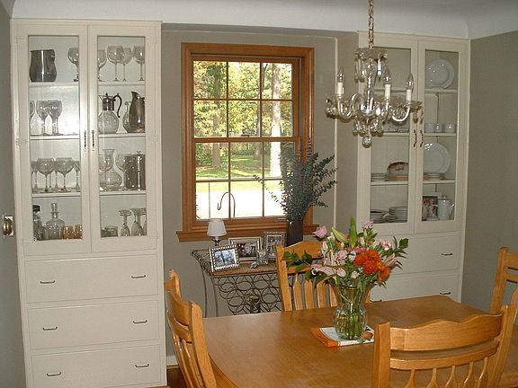 Dining room w/built-ins