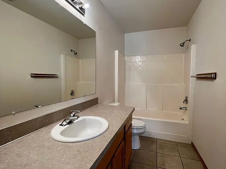 1309 S 75th Ave — Photo 8