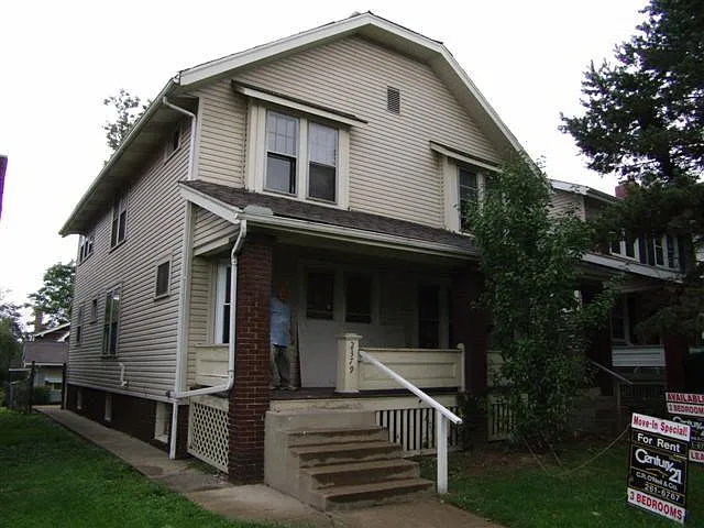 2381 Neil Ave