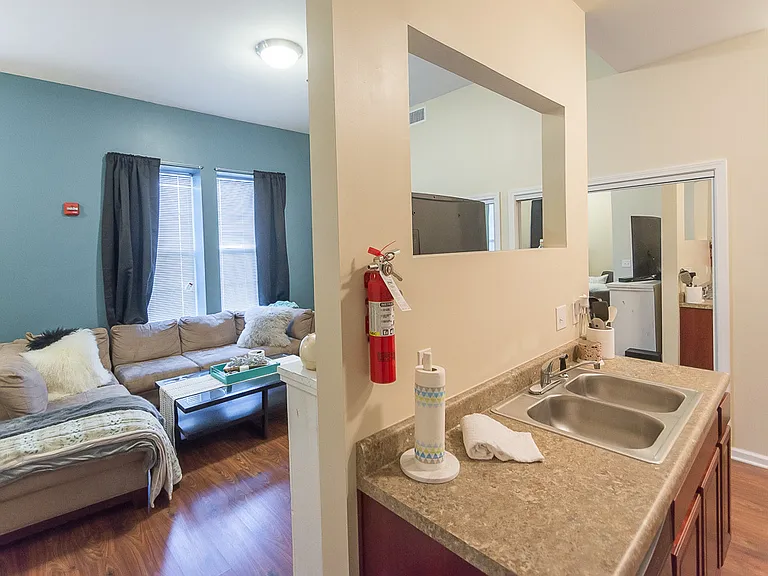 Morton Grad Apartments — Photo 16