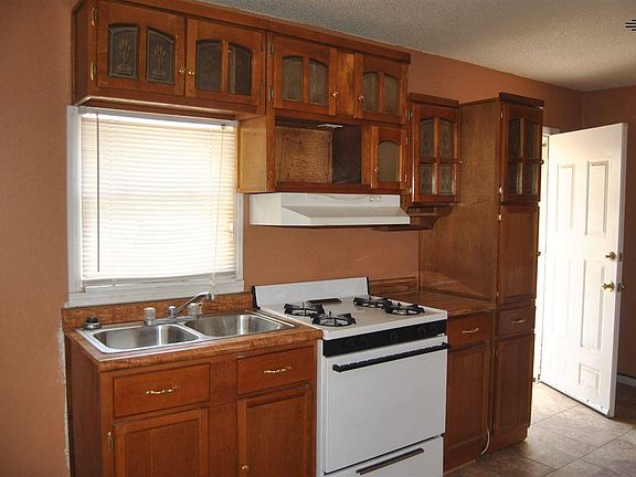 3rd image of 409 E Humble St