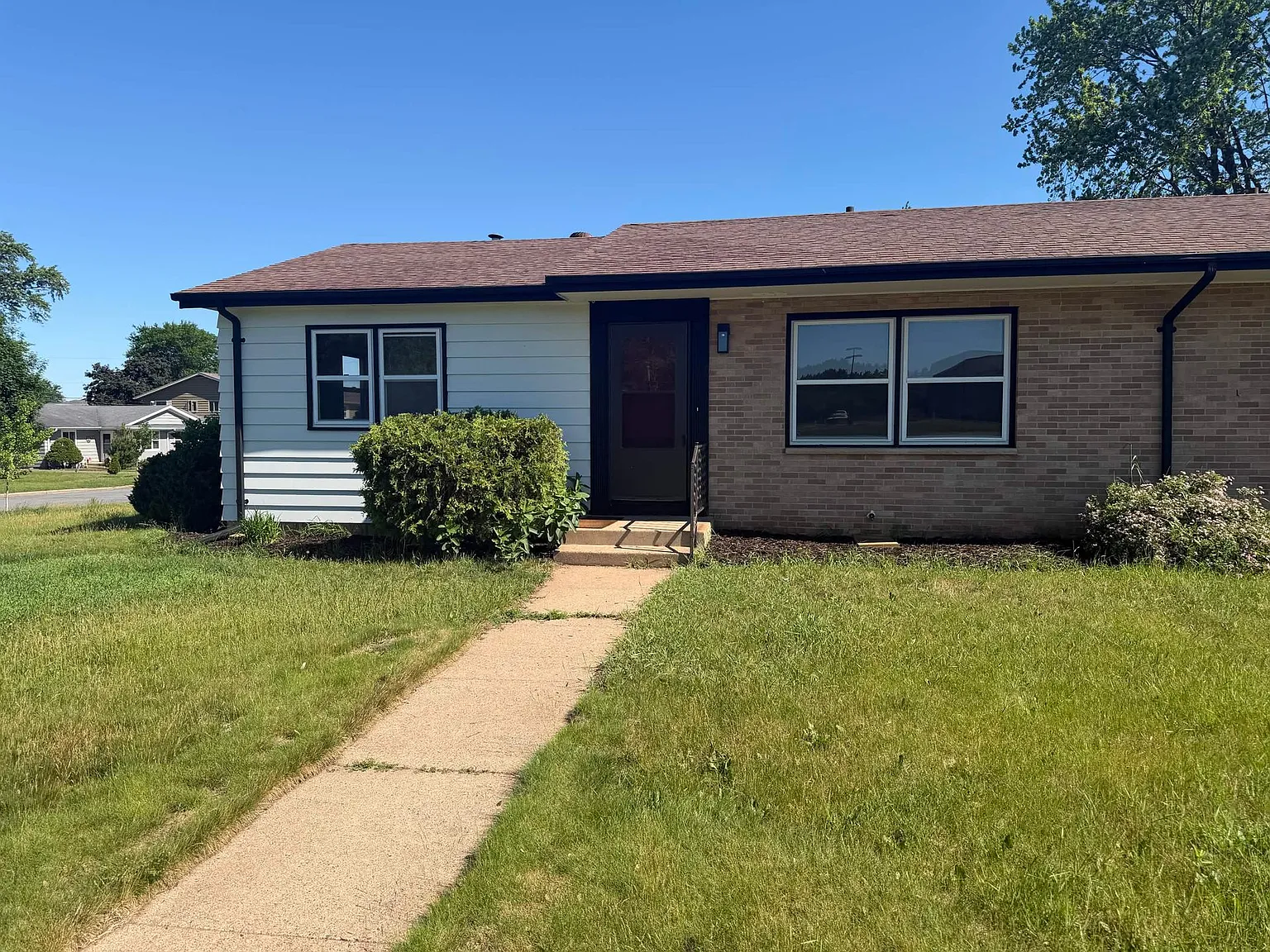 652 W Macarthur Ave — Photo 2