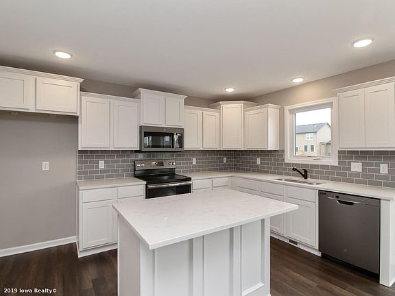 3rd image of 208 Summit Cir NW
