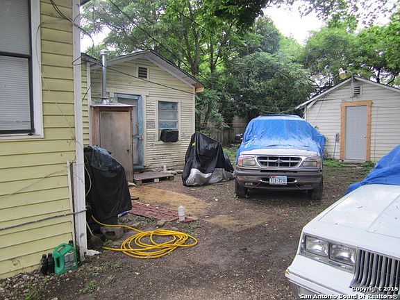 4th image of 2321 E Houston St