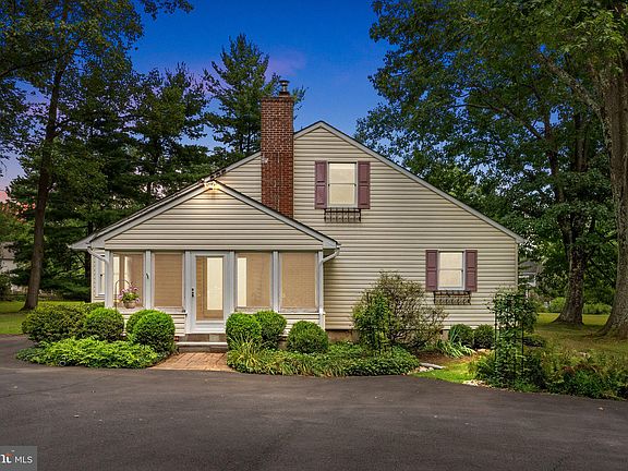 3rd image of 6 Tall Oaks Ln