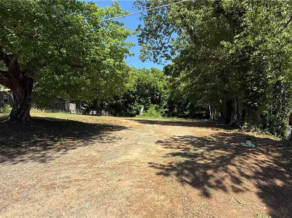 945 Fisher Ferry St, Thomasville, NC 27360