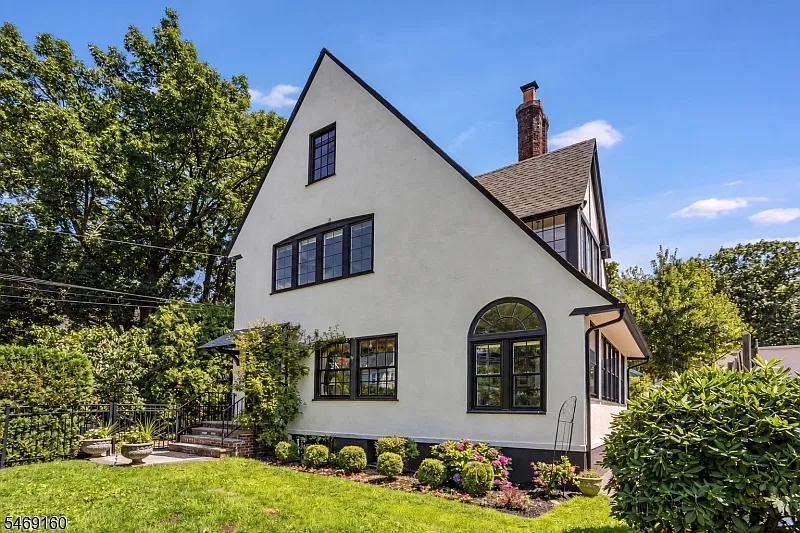 3 bed, 1.0 bath, $4,200 — Photo 2