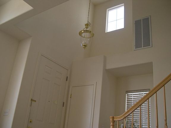 5th image of 442 Knollcrest Ave