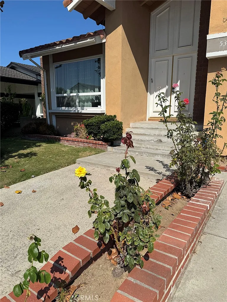 4 bed, 2.5 bath, 2053 sqft, $5,500 — Photo 2