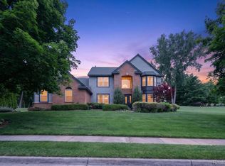 2333 Sandlewood Dr, White Lake, MI 48383