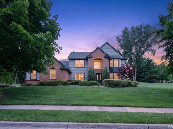 2333 Sandlewood Dr, White Lake, MI 48383