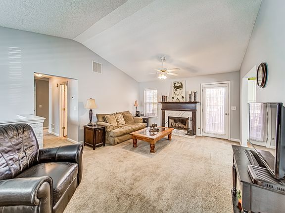5th image of 104 Bainbridge Ct