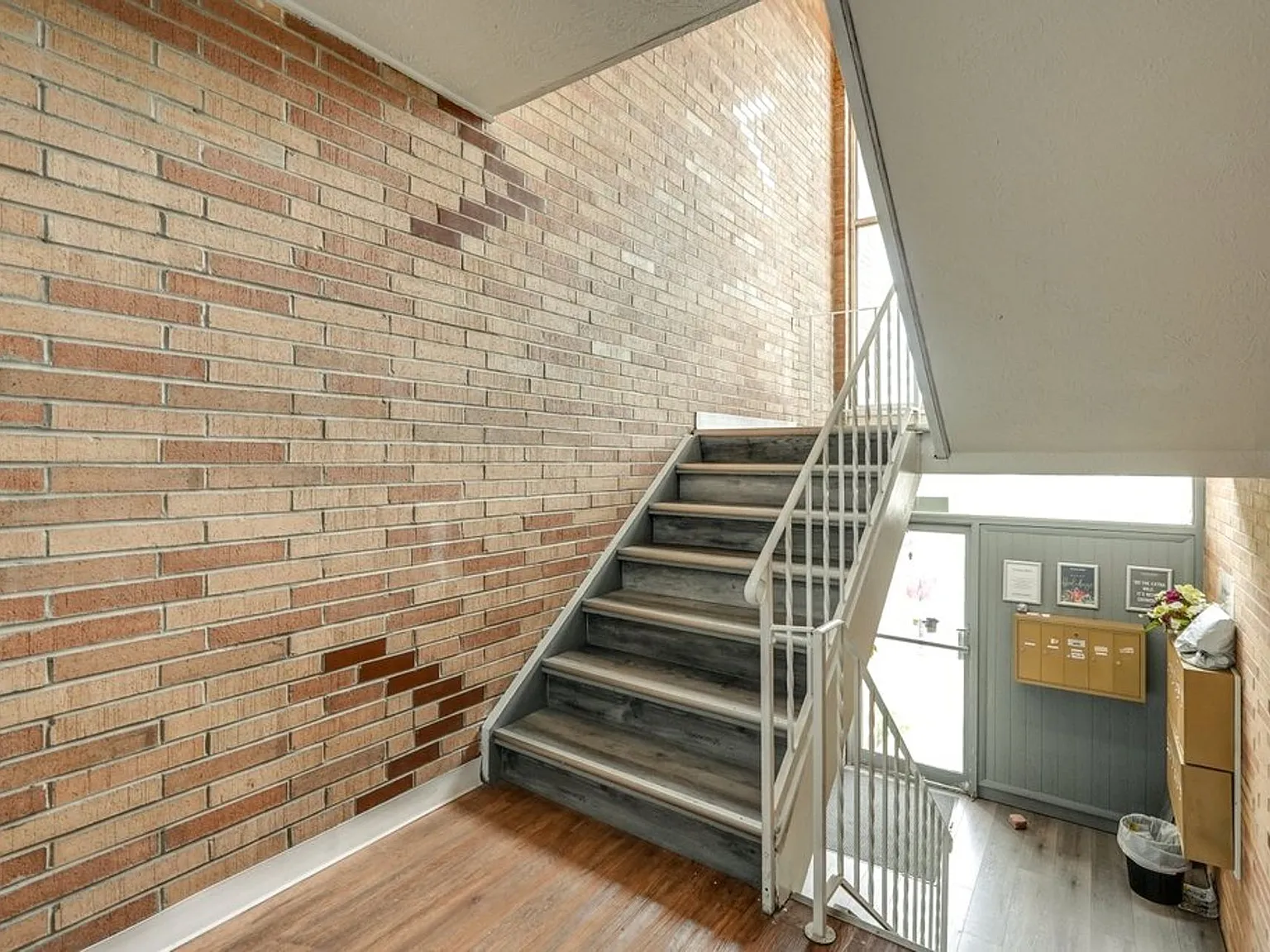 Modern Lakewood Apartments — Photo 4