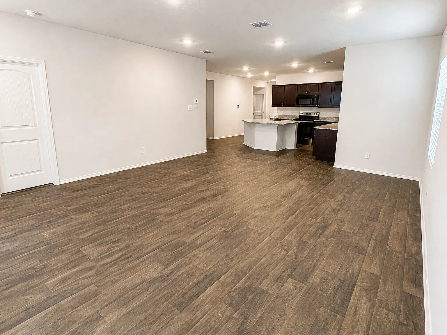 4 bed, 2032 sqft, $1,950 — Photo 4