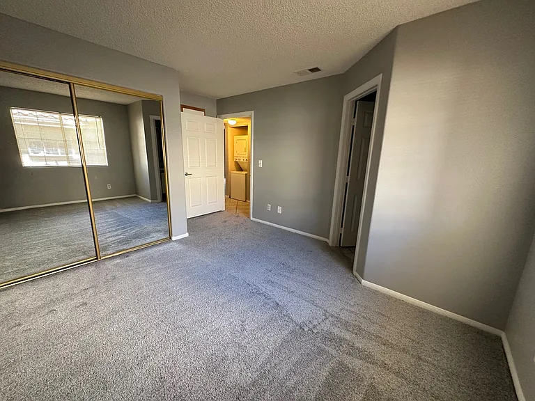 1600 N Torrey Pines Dr #102 — Photo 12