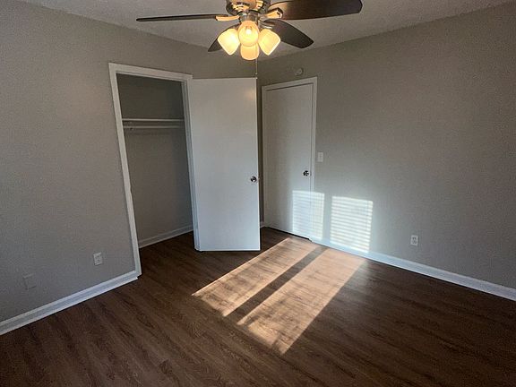 3rd image of 424 River Point Dr