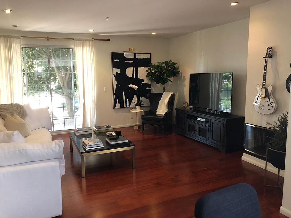 1st image of 930 N Doheny Dr APT 209