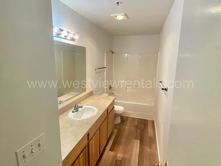524 32nd St #102 — Photo 10