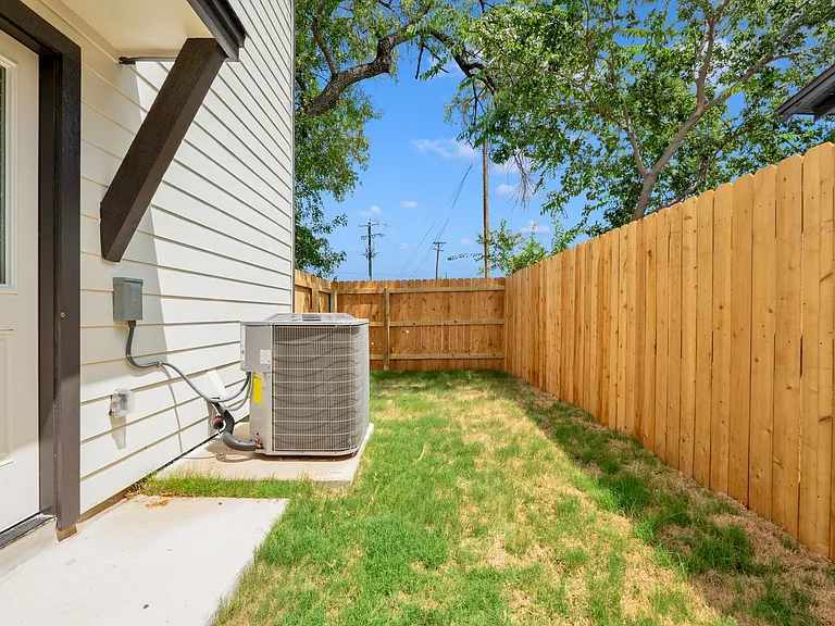 818 Empire St — Photo 18