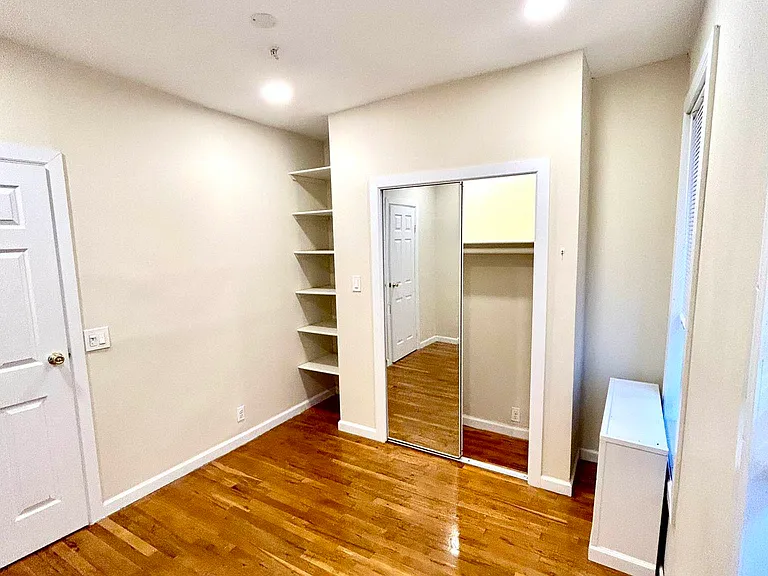 608 E 9th St #9 — Photo 8