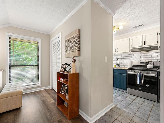 3rd image of 808 Cumberland Ct SE