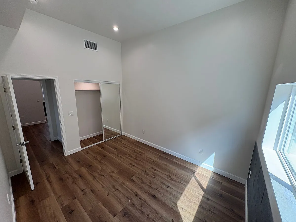 Building Photo - 5507-5509 S Manhattan Pl