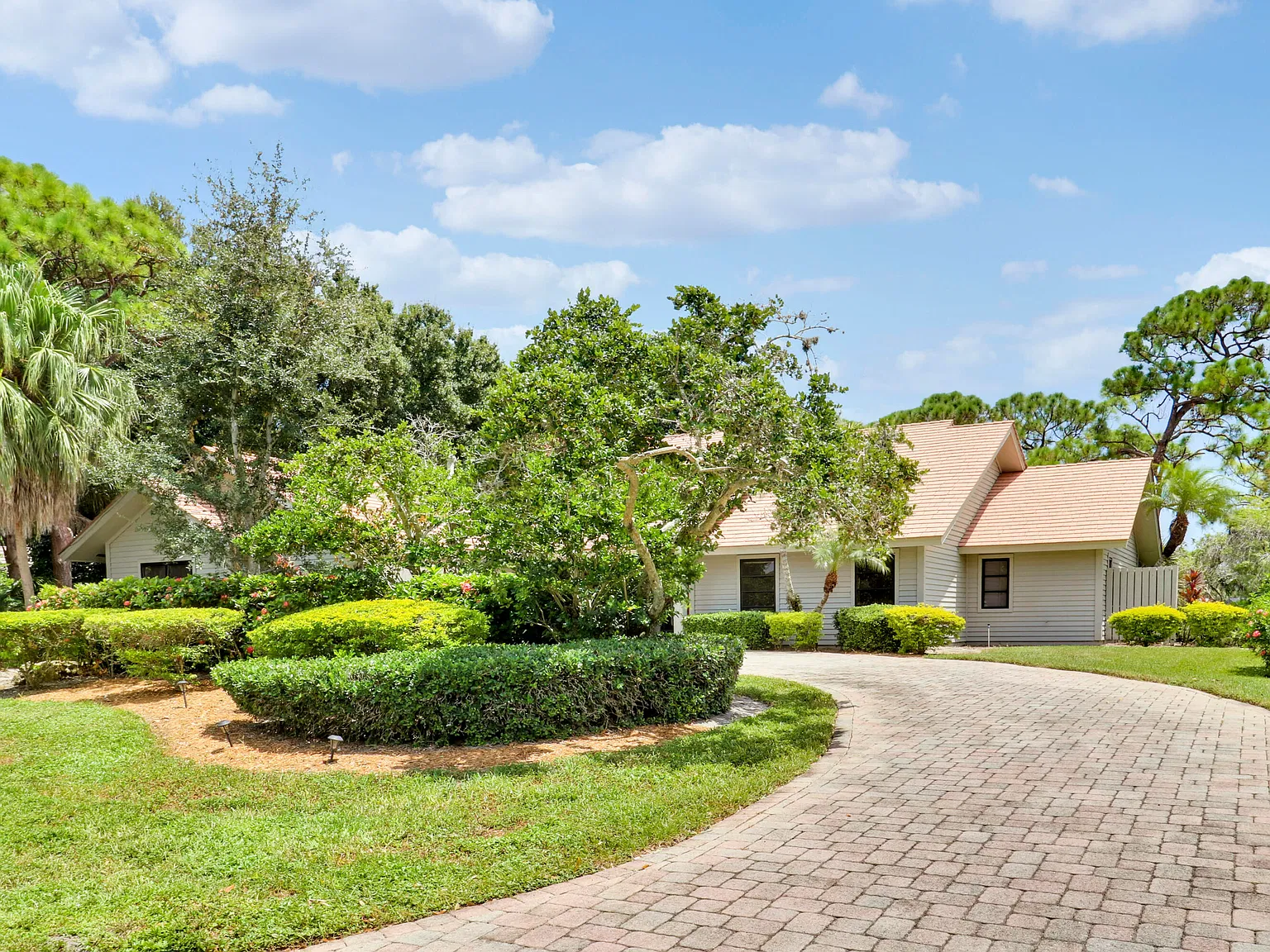 3 bed, 2.5 bath, 2214 sqft, $9,000 — Photo 4