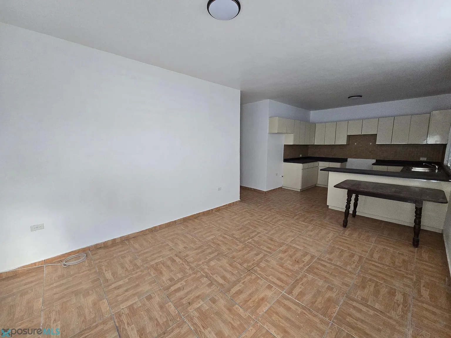 3 bed, 1.0 bath, 900 sqft, $1,300 — Photo 4