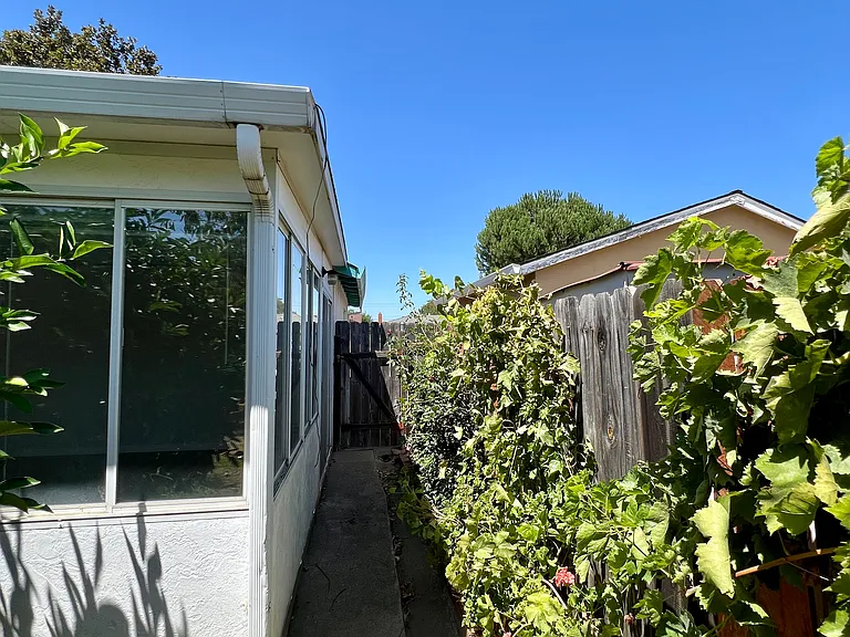 2318 Thompson Way — Photo 25
