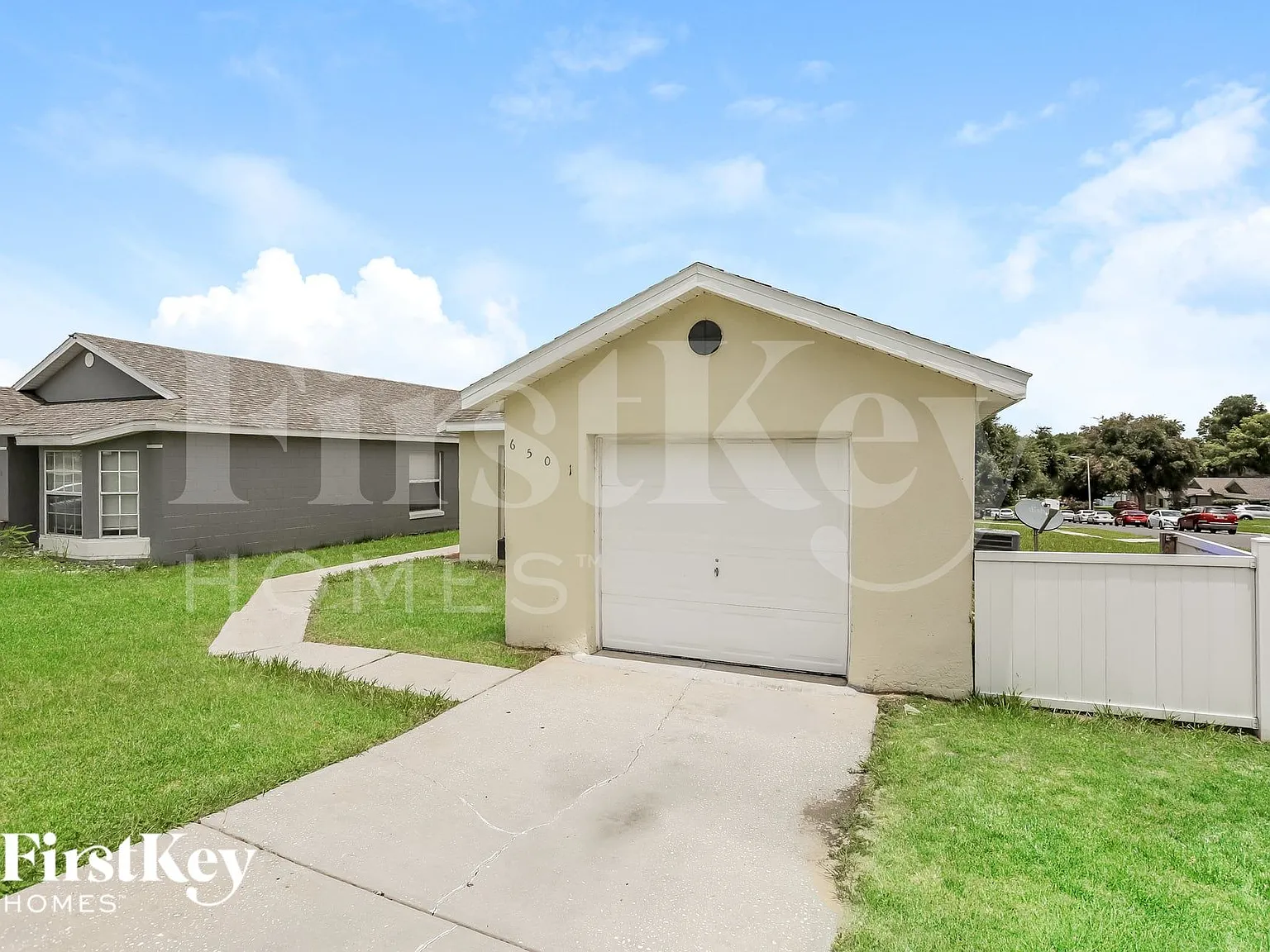 3 bed, 2.0 bath, 1300 sqft, $2,010 — Photo 2