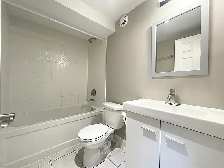 540 King St E #C7 — Photo 12