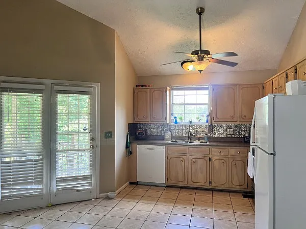 100 Ashley Cv — Photo 3