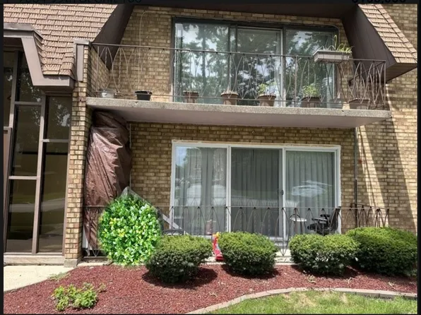 7004 99th St #103, Chicago Ridge, IL 60415