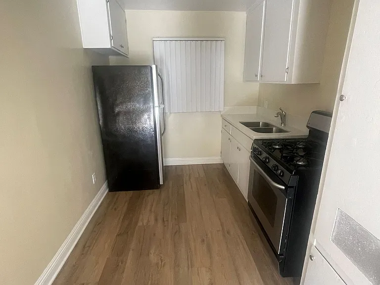 1211 W 37th Pl — Photo 11