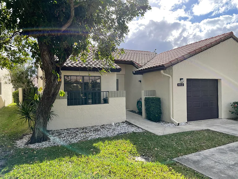432 Ashwood Pl — Photo 3