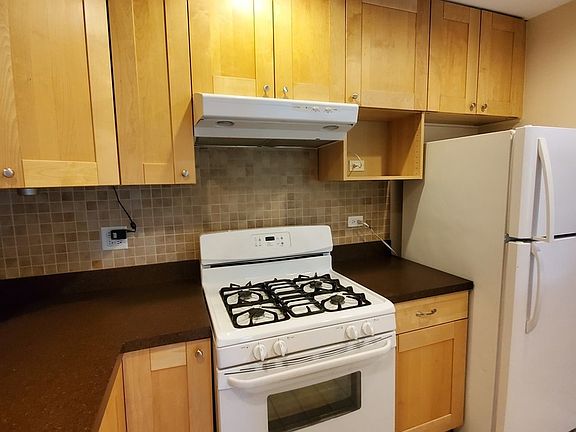 4th image of 9S110 Lake Dr APT 206