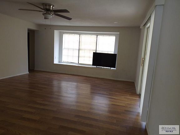 3rd image of 901 E Parkwood Dr