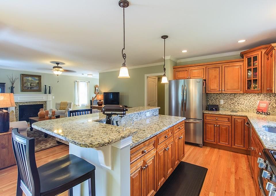 1st image of 49 Surrey Ln #49
