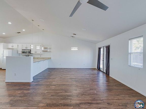 3rd image of 195 W Madrone Cir