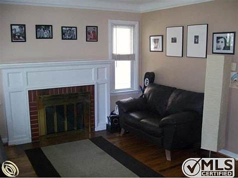 Cozy lvgrm w fireplace.jpg