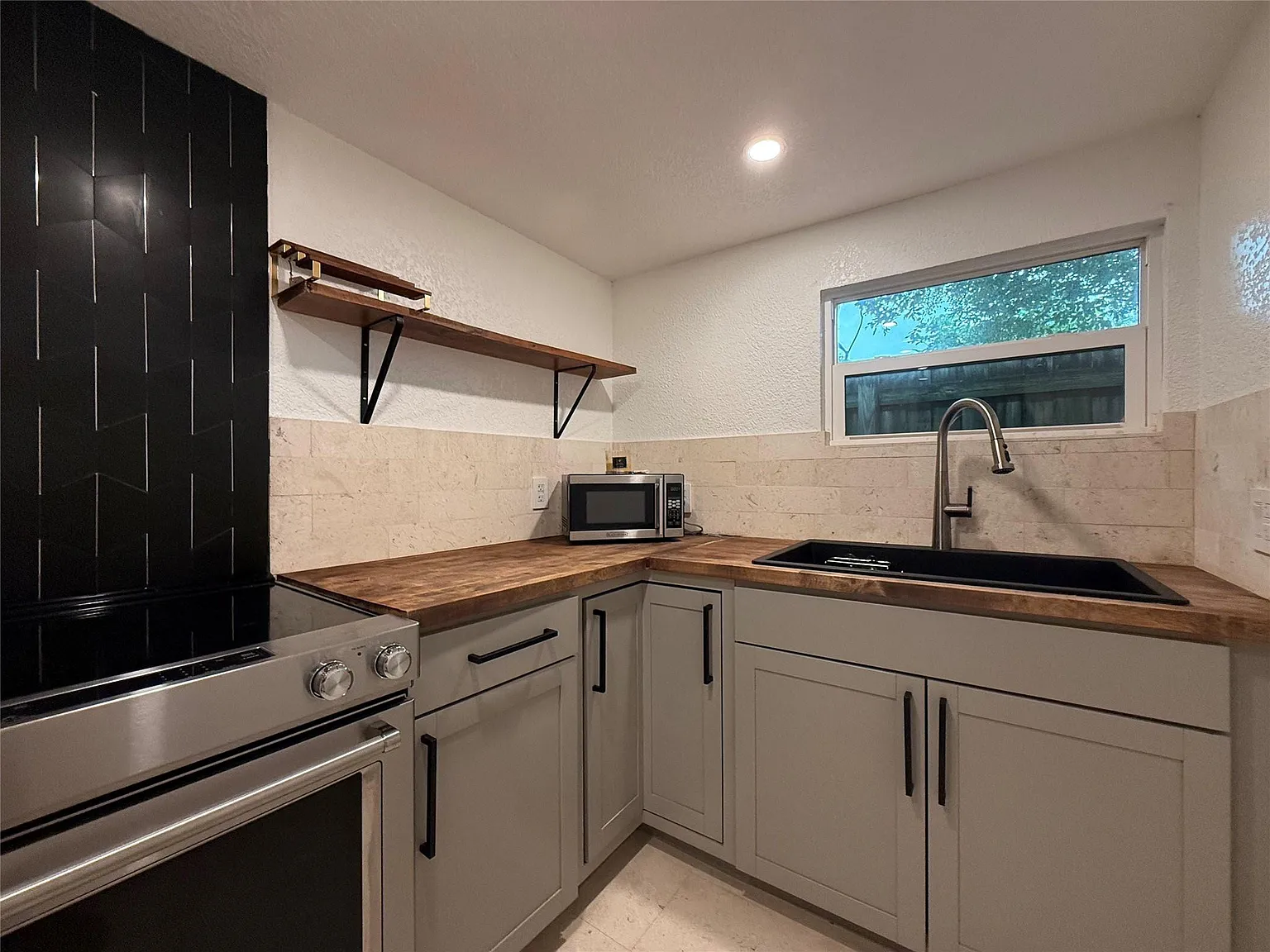 2 bed, 1.0 bath, 825 sqft, $2,600 — Photo 3