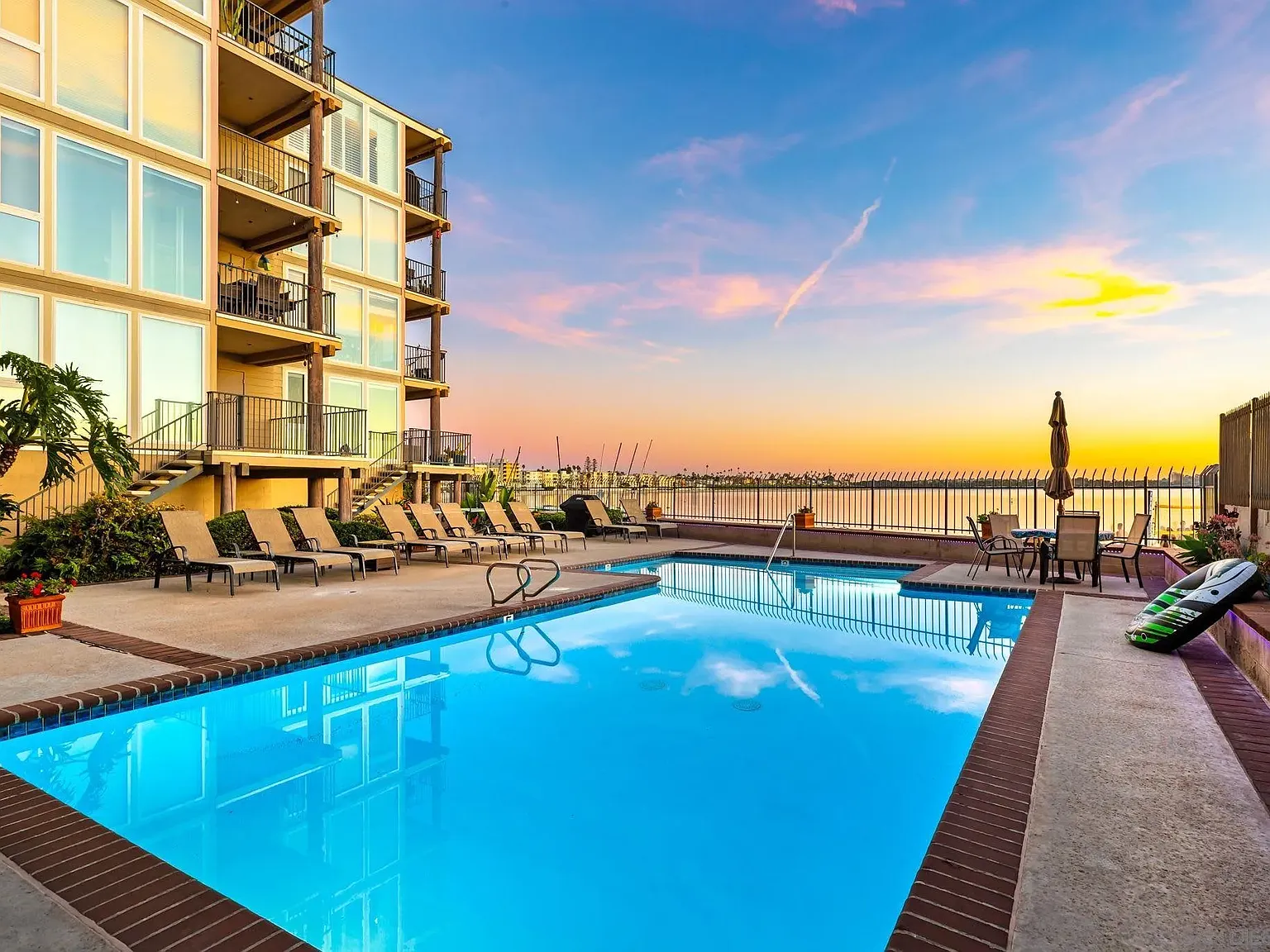 2 bed, 3.0 bath, 1261 sqft, $6,990 — Photo 3