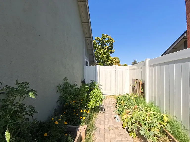 4352 Blueridge Dr — Photo 18