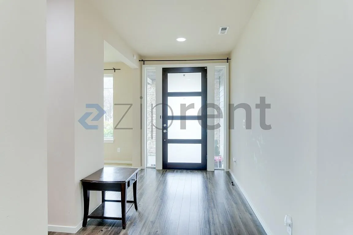 4 bed, 2.5 bath, 2500 sqft, $3,925 — Photo 4