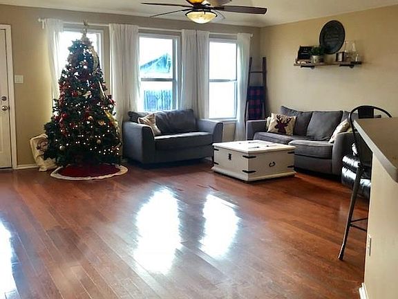 4th image of 1409 Pearsall Ln